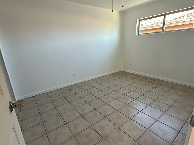 Spacious 2 Bedroom Apartment with Private Backyard — Photo 7