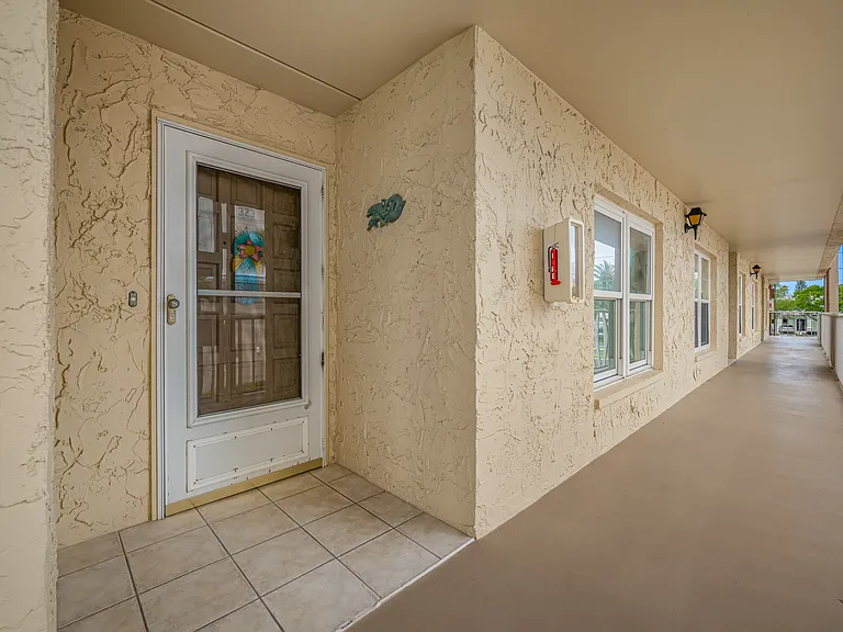 121 Island Way #323 — Photo 2