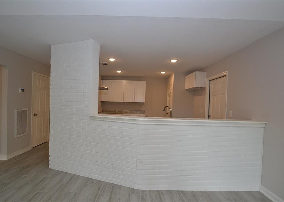 1st image of 803 Centerwood Dr