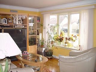 LIVING ROOM WITH PICTURE WIN DOODOW