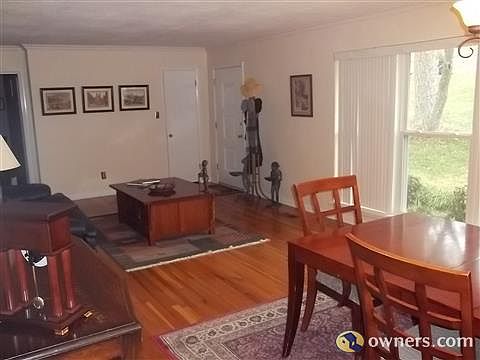 4th image of 910 Belvoir Hills Cir