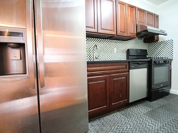 3rd image of 245 Suydam St APT 4B