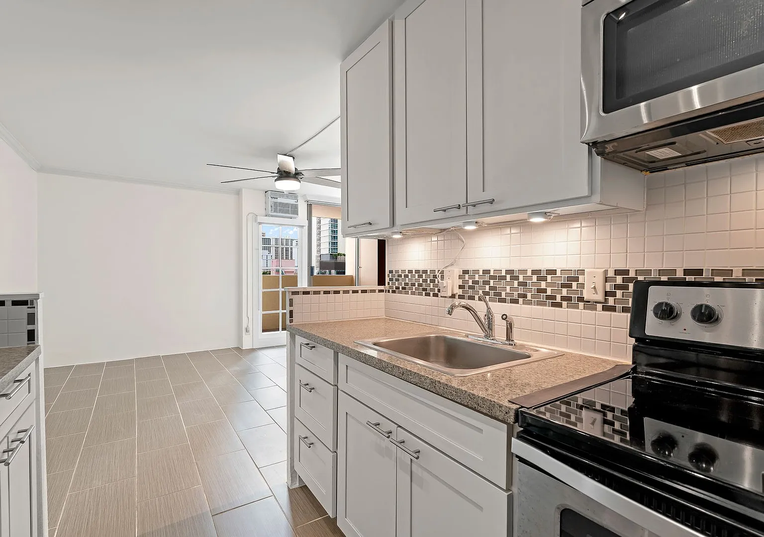 Modern 1-bedroom Condo in Waikiki — Photo 1