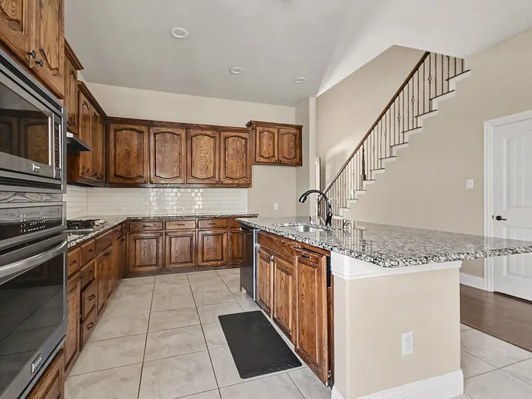 604 Darby Ln — Photo 10