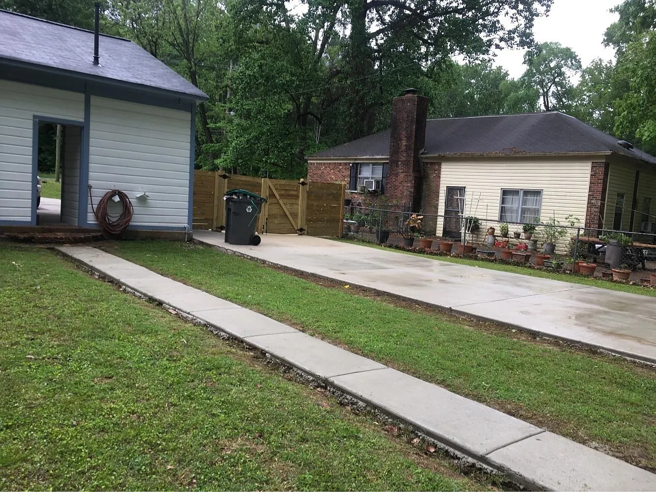 3 bed, 1.0 bath, 1044 sqft, $1,450 — Photo 2