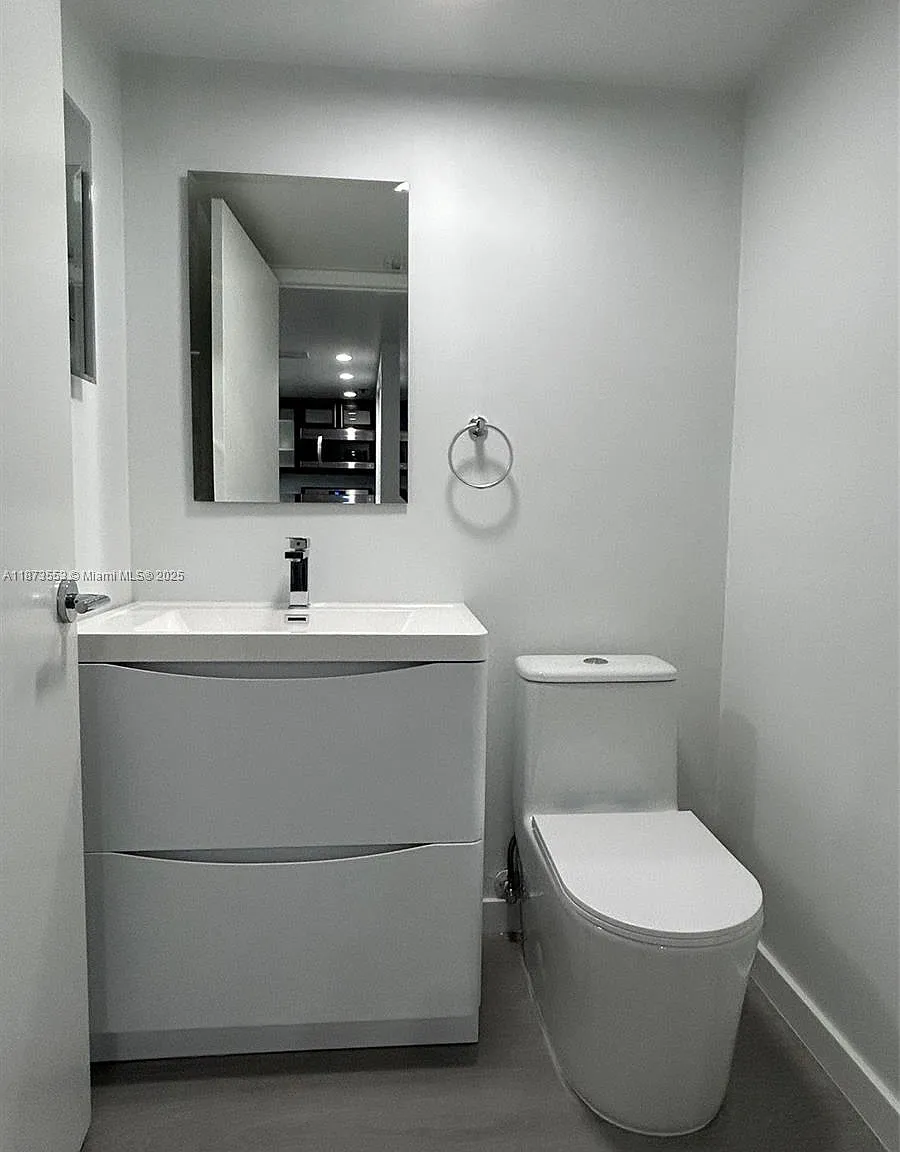 540 Brickell Key Dr — Photo 4