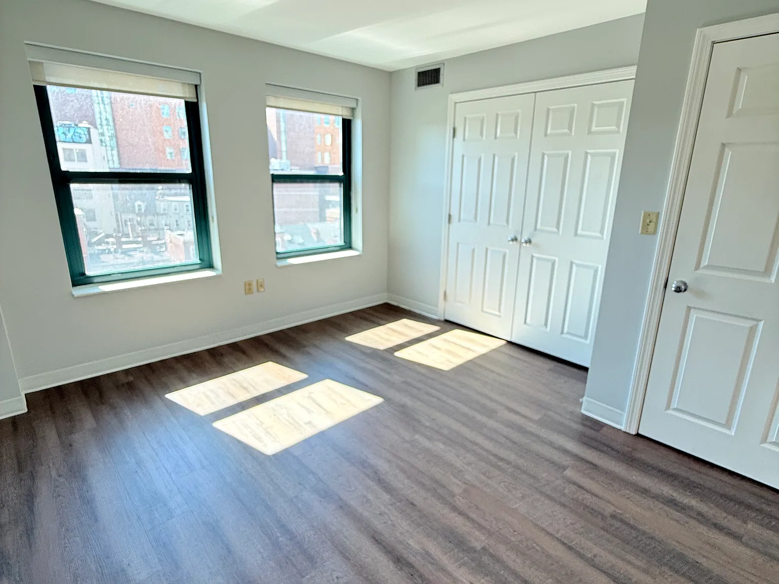 3 bed, 1295 sqft, $4,900 — Photo 3
