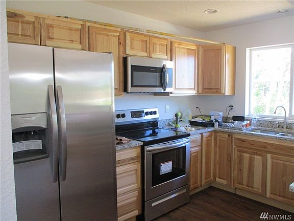 2nd image of 636 Rainbow Ct NE