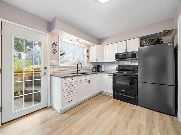 2nd image of 519 Pearkes Rd