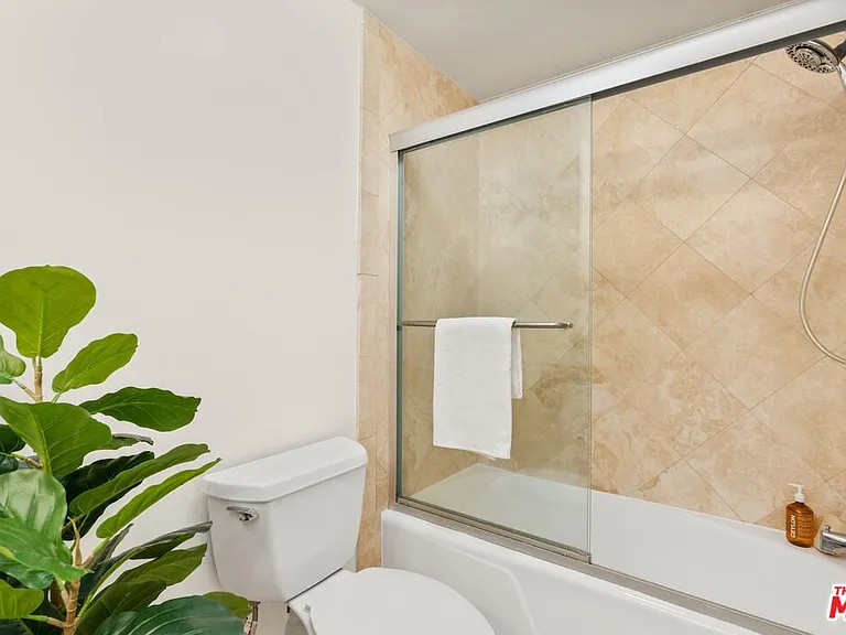 7250 Franklin Ave #1006 — Photo 12