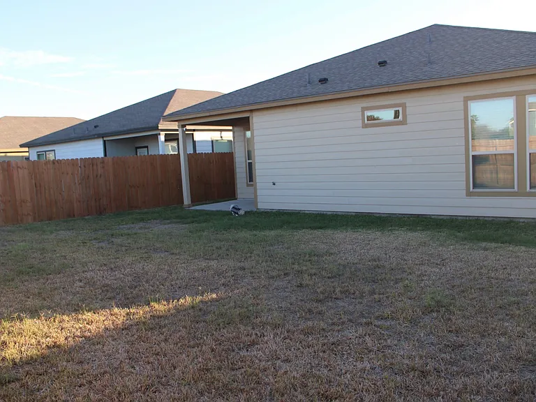 211 Bismark Palm Dr — Photo 16