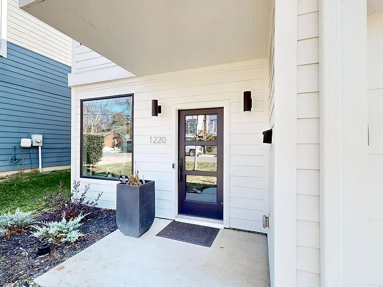 1220 Lomax Ave — Photo 2