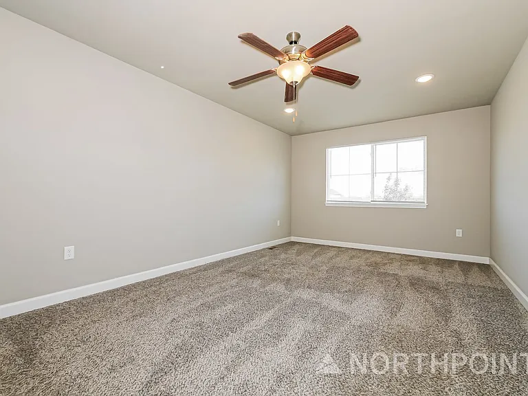 102 SW Rose St — Photo 9