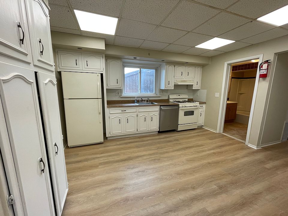 eat-in kitchen