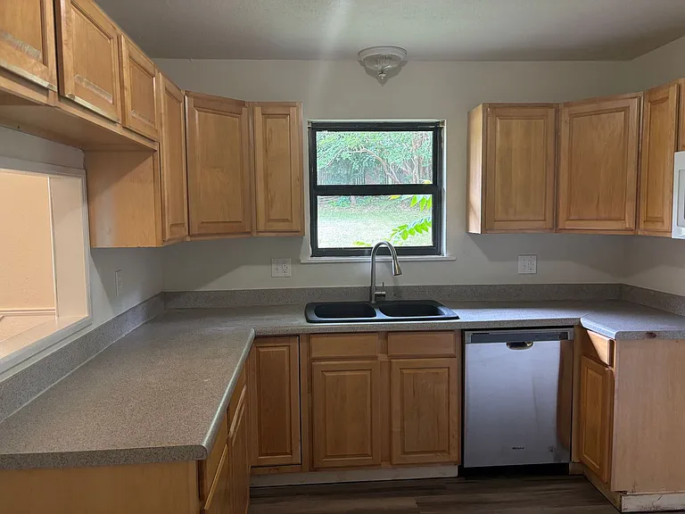 217 Ross Ave — Photo 5