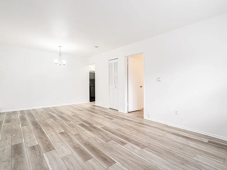 Lindsay Court Apartments — Photo 26