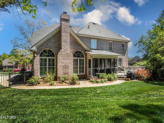 5th image of 917 Blackstone Dr