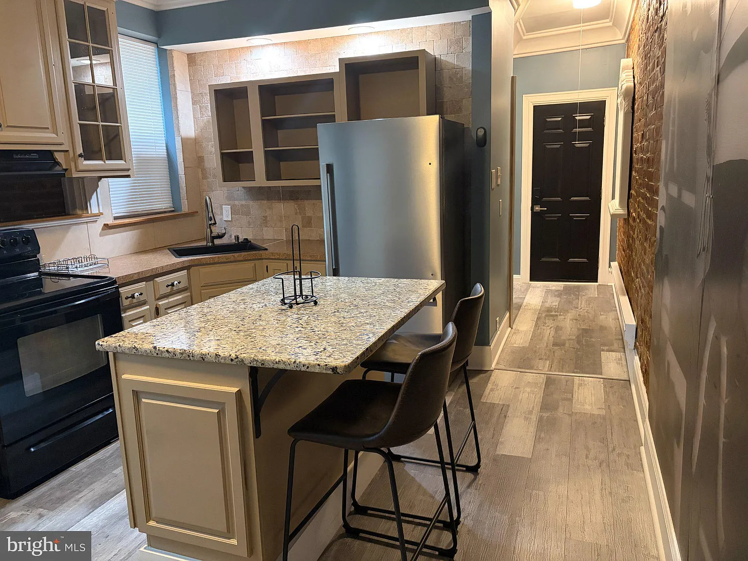 2 bed, 1.0 bath, 975 sqft, $1,200 — Photo 3