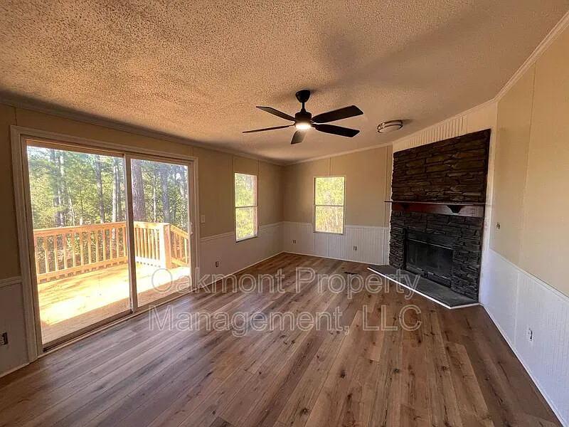 3 bed, 2.0 bath, 1780 sqft, $1,650 — Photo 2
