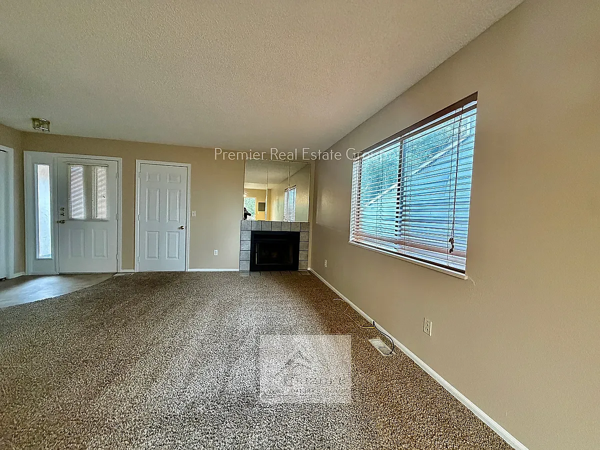 2 bed, 1.5 bath, 1656 sqft, $1,495 — Photo 4