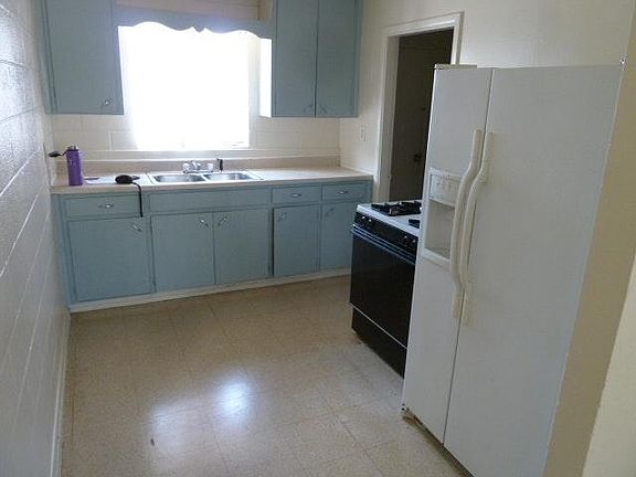 2nd image of 914 Walnut Dr APT C