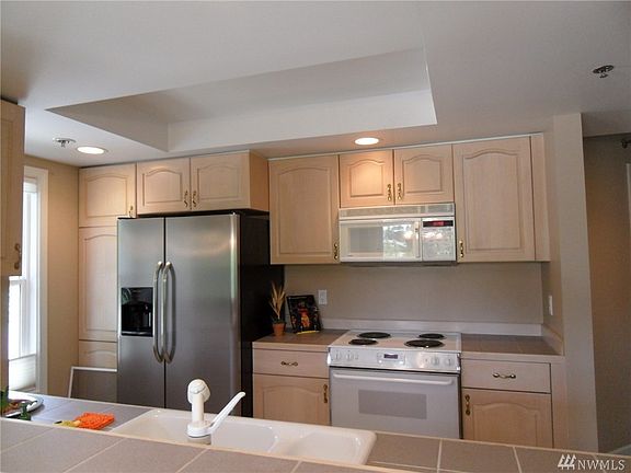 4th image of 11011 NE 12th St Unit 206