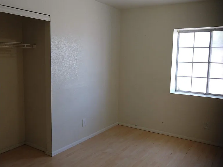 513 E Rolly St — Photo 17