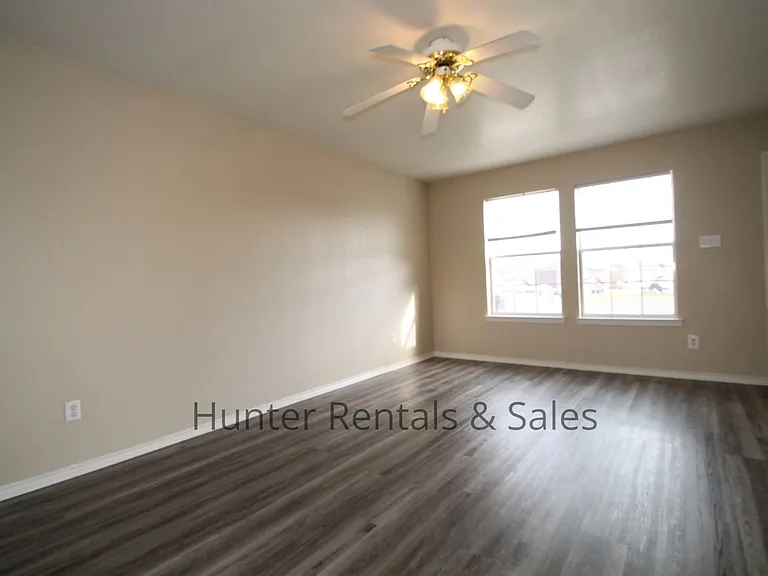 1710B Spring Rose Cir — Photo 2