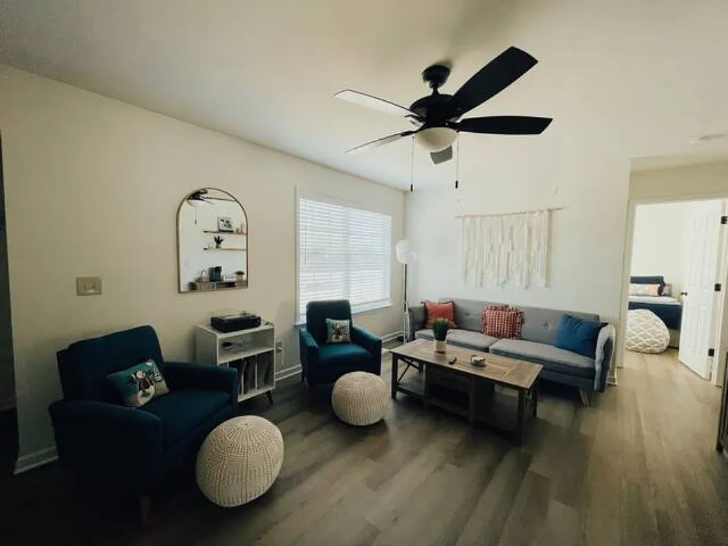 2 bed, 922 sqft, $1,650 — Photo 1