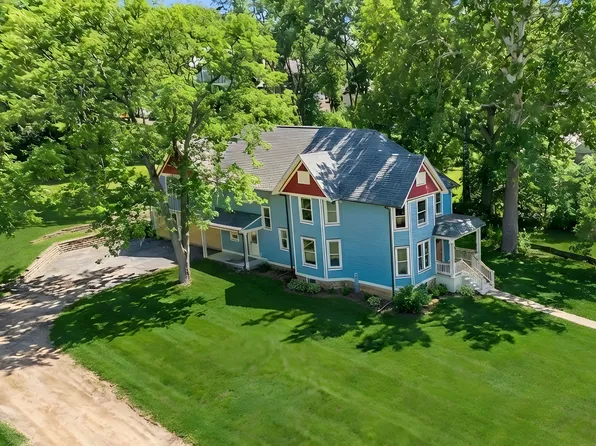 885 Geneva Rd, St Charles, IL 60174