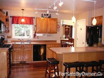 Kitchen with breakfast bar