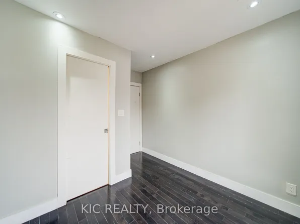 35 Montcalm Ave NW, Toronto, ON M6E 4N5