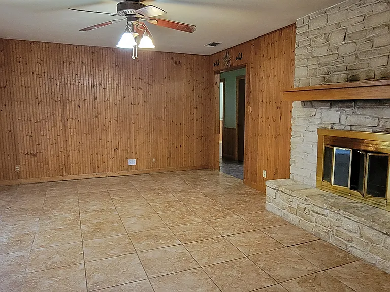 1204 Lakeside Dr W — Photo 5