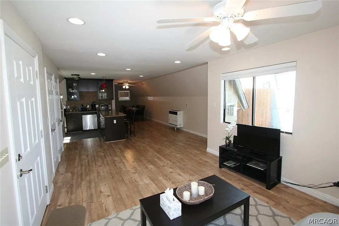 2 bed, 1.5 bath, 900 sqft, $1,500 — Photo 2