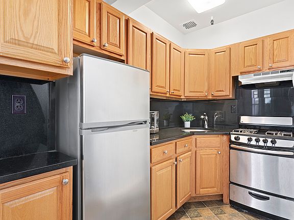 5th image of 32 W 71st St APT 1B