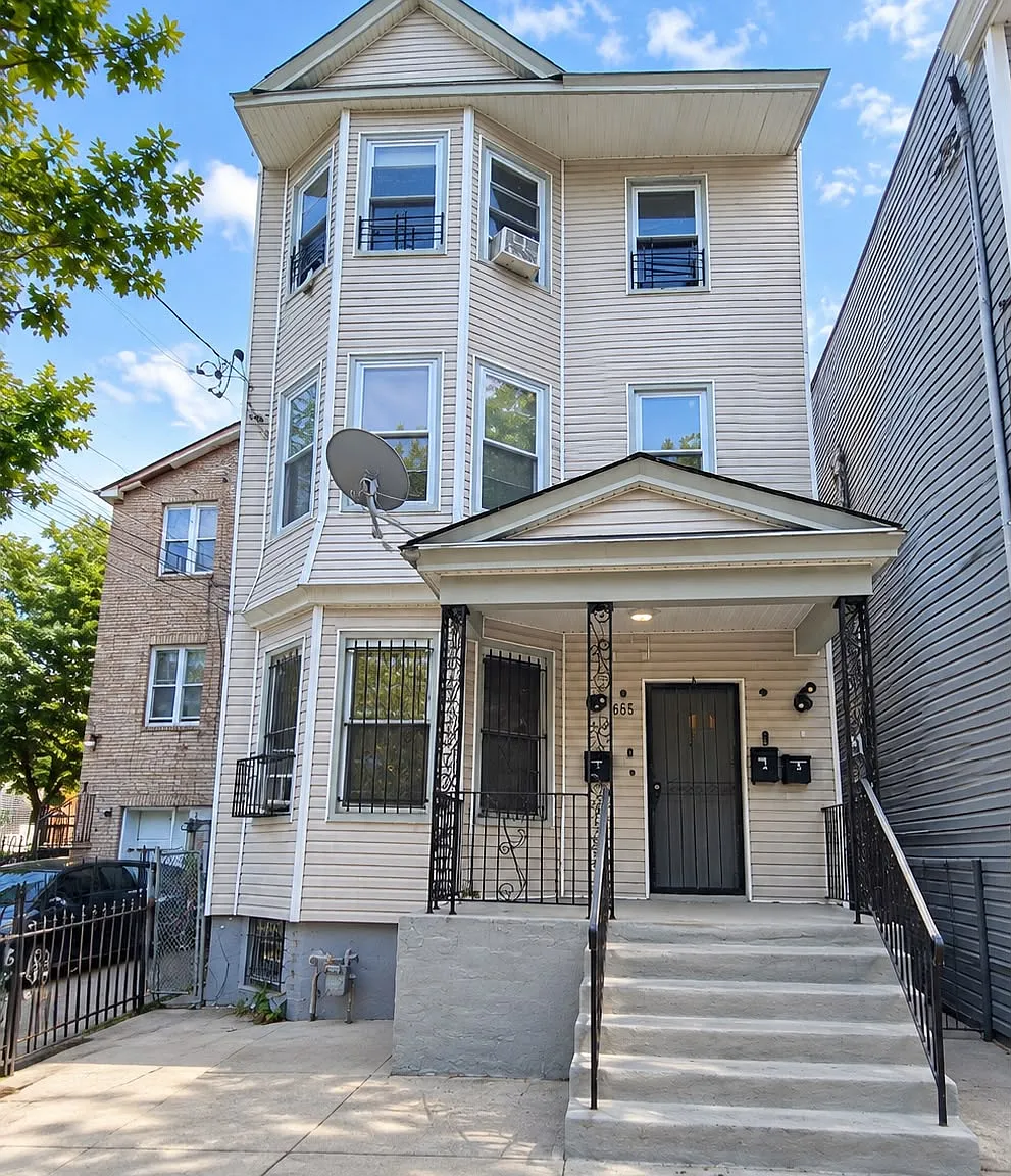 4 bed, $2,600 — Photo 1