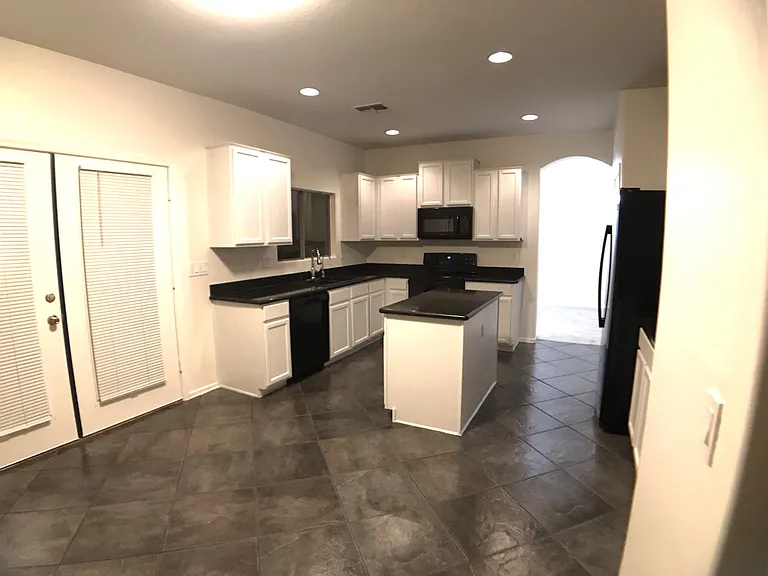 17584 W Acacia Ct — Photo 4