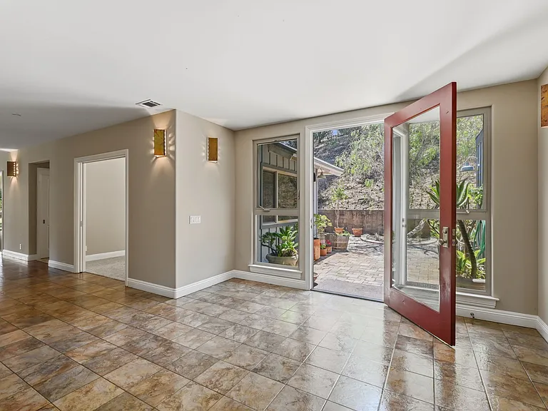 1585 Tecalote Dr — Photo 4