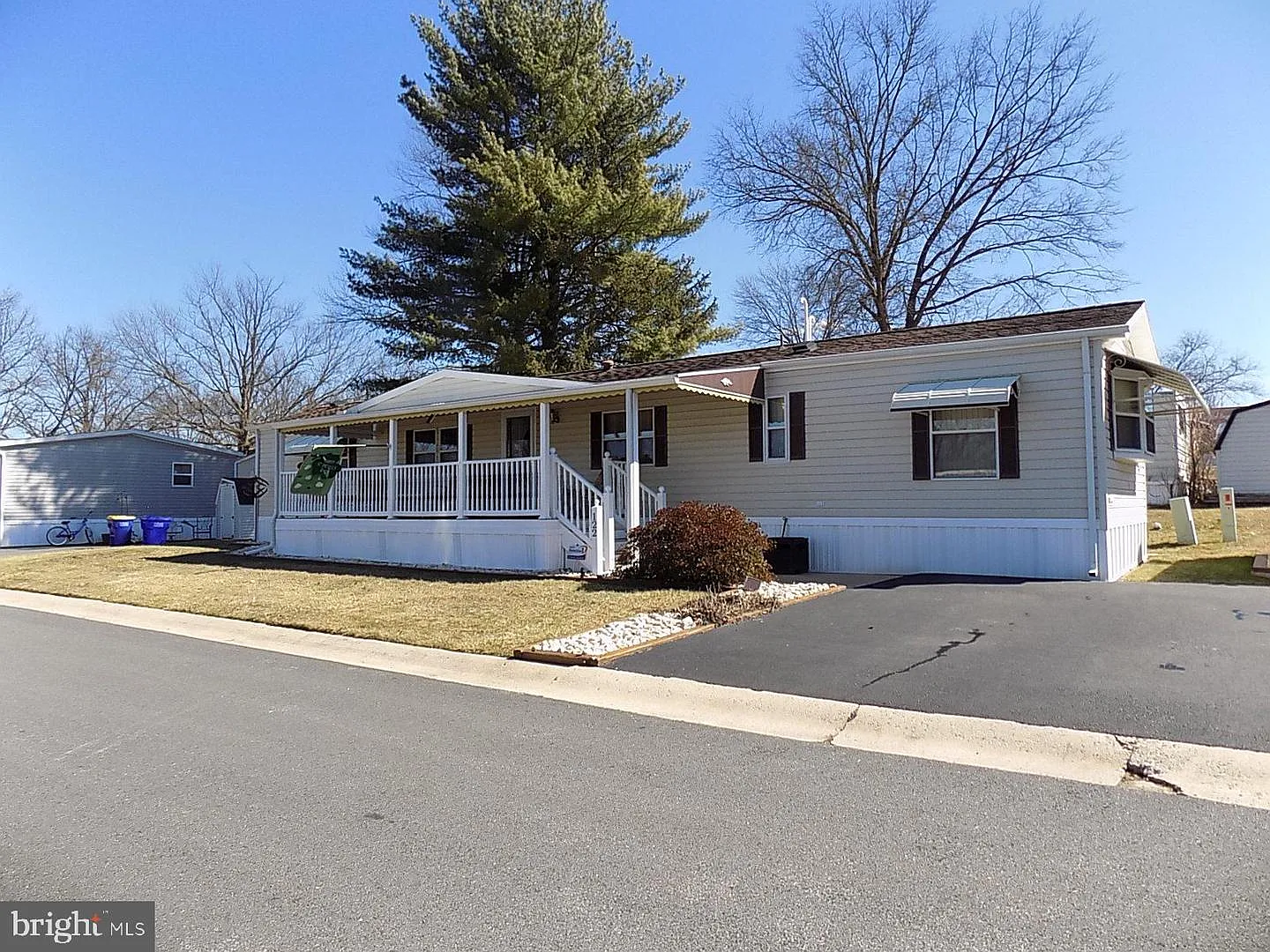 122 Seneca Ave photo 1
