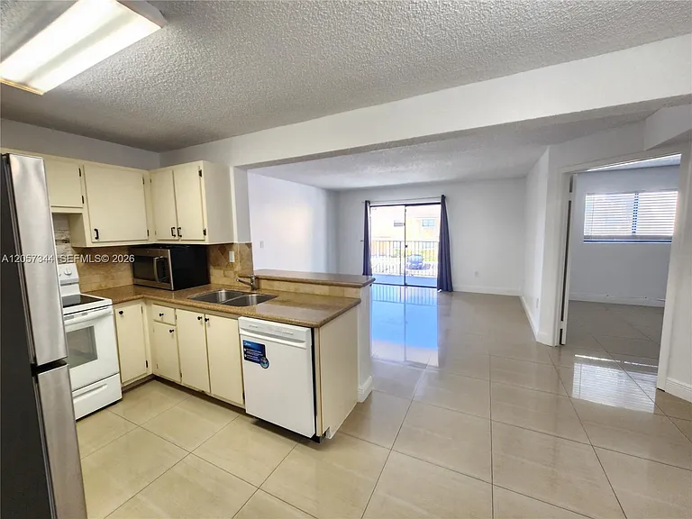 9491 Palm Cir S #205 — Photo 4