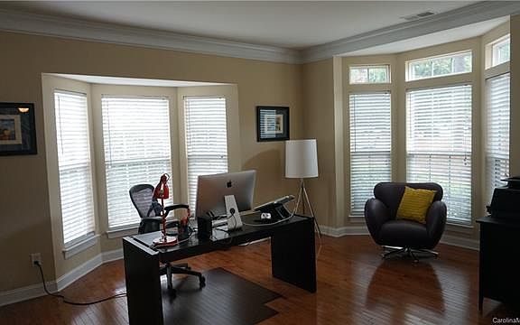 5th image of 124 Whiterock Dr