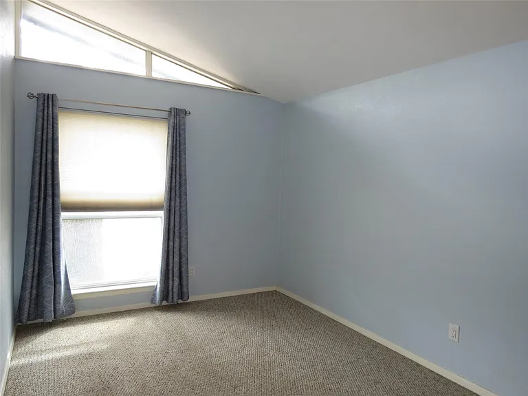 10505 Swallow Ln — Photo 15