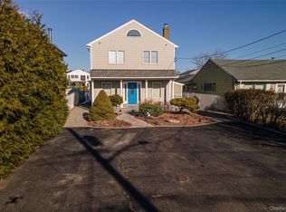 15 Roneck Ct, Shirley, NY 11967