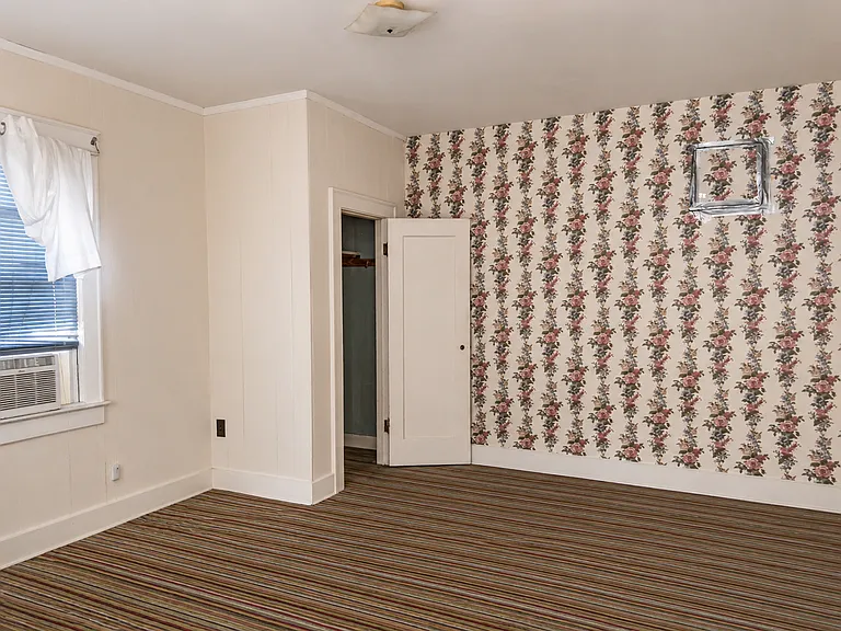 221 Roosevelt Ave — Photo 6