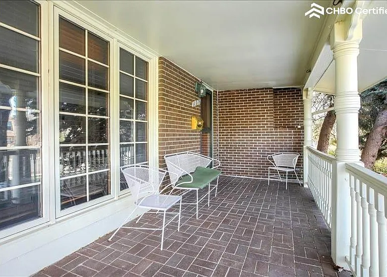 Nice seating area.