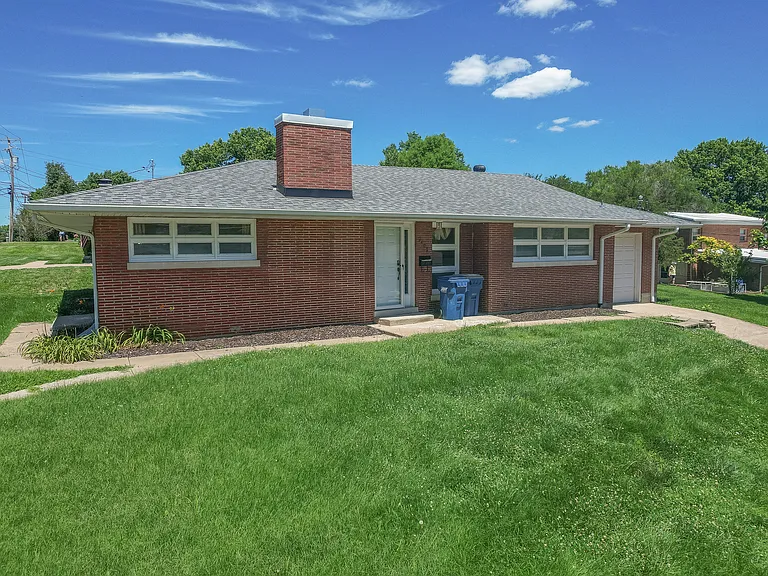 2401 Willow Dr — Photo 2