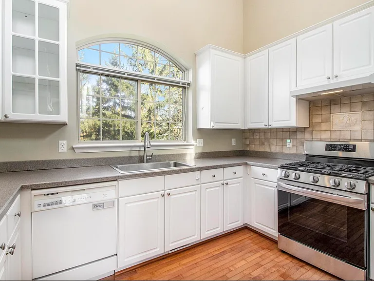 5974 Versailles Ave — Photo 10