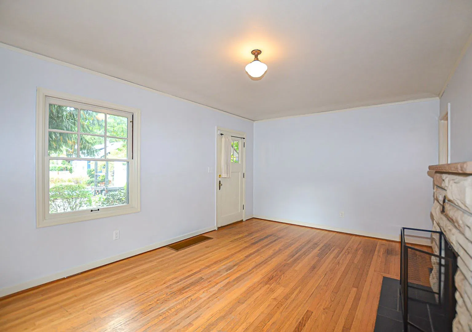 Spacious 4-Bedroom Home with Fireplace & Yard — Photo 3
