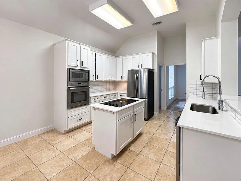 3 bed, 2.0 bath, 1909 sqft, $3,550 — Photo 4