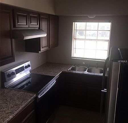 3rd image of 906 New Castle Ct